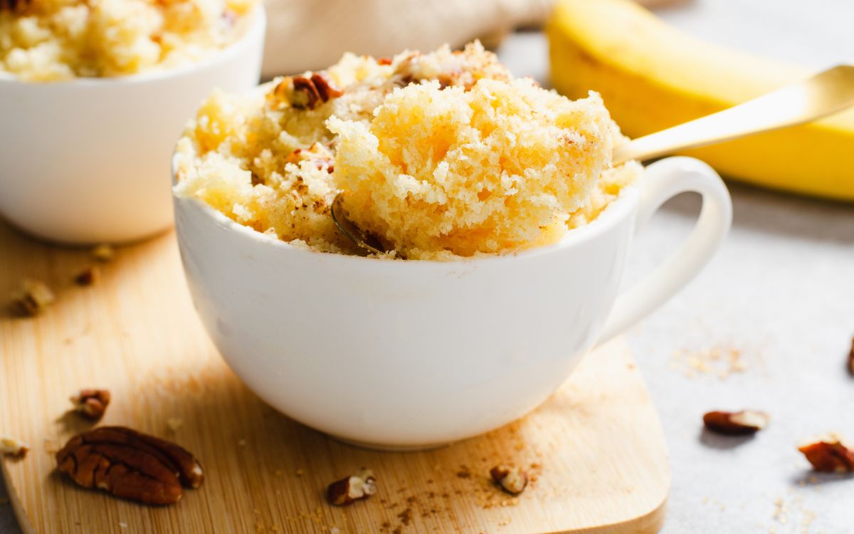 [Recipe] Banana-Coconut Mug Cakes with Chopped Walnuts (made with MCT oil)