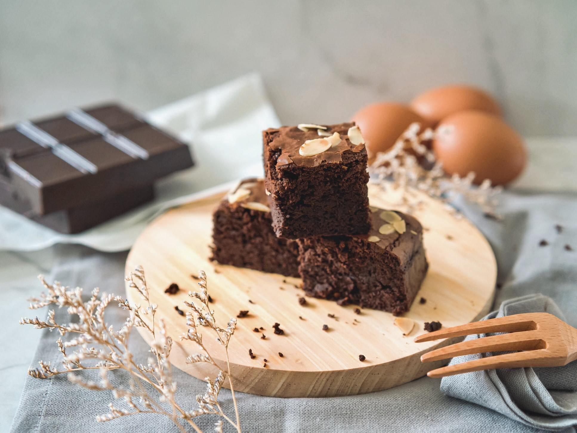 [Recipe] Spiced Chai Tea Brownies topped with Almonds