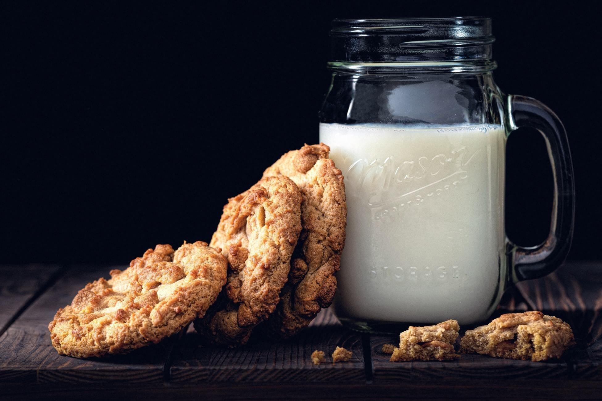 This is a picture of whole milk powder in a glass pitcher with cookies alongside.